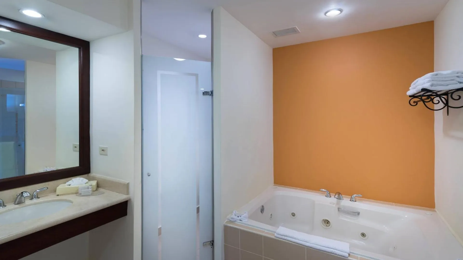 Courtyard By Marriott Santo Domingo Otel 3*,
